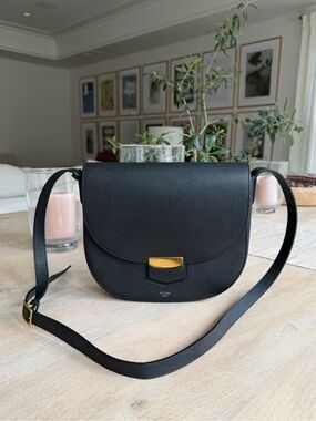Céline Medium Trotteur Crossbody Bag
Black Grained Calfskin | Phoebe Philo Era
